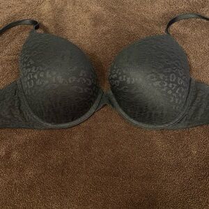 VS PINK Wear Everywhere T Shirt Bra Black Leopard Lace 36C Like New Good Shape